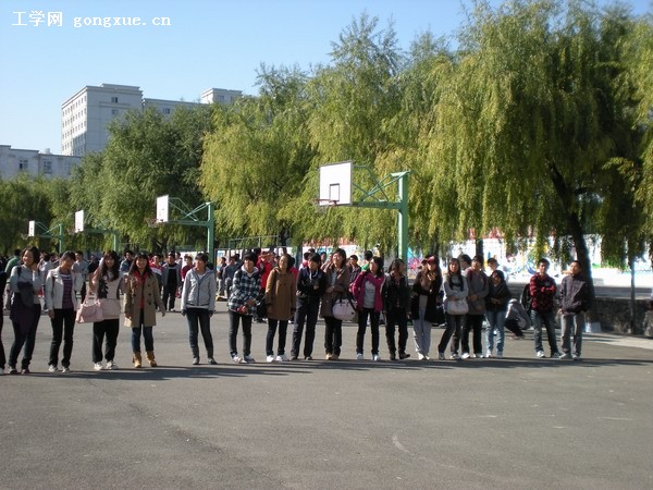 外语系与理学院在篮球赛上激烈角逐