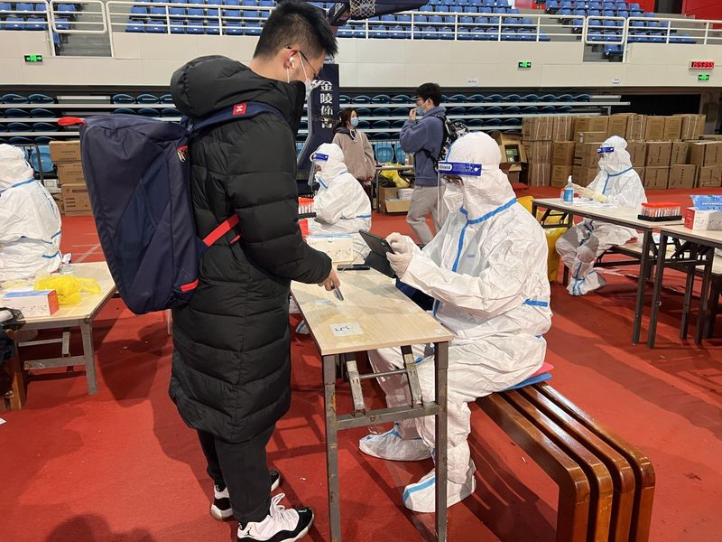 戮力同心 共抗疫情 外国语学院教师志愿服务学校核酸检测工作