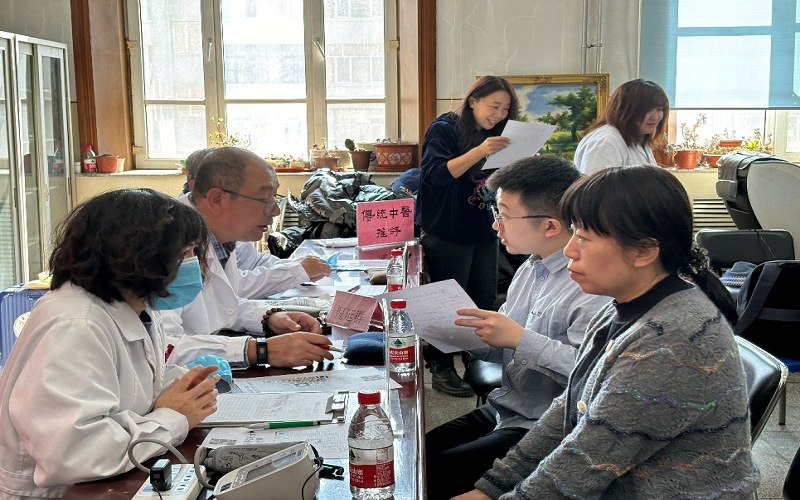 巾帼不让须眉，彰显女性风采 ——外国语学院举办庆祝“三八”国际劳动妇女节桌面足球赛...