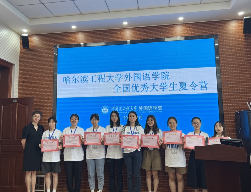 吴越书记颁发“优秀营员”证书并与优秀营员合影