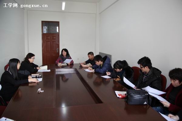 以《读书报告》课程为突破口，提高英语专业学生的人文素养