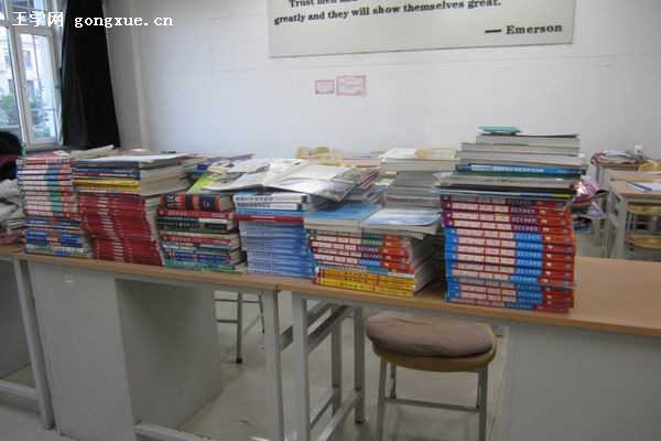外语系2008级毕业生积极向校青协捐赠书籍