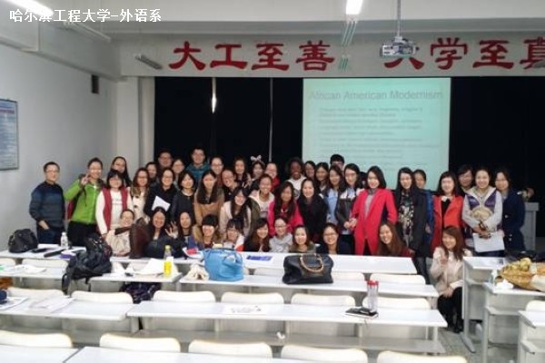 Graham教授为外语系学生讲授专题文学课