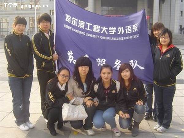 外语系英才服务队积极参与“清站牌 促公交 共享低碳生活”活动