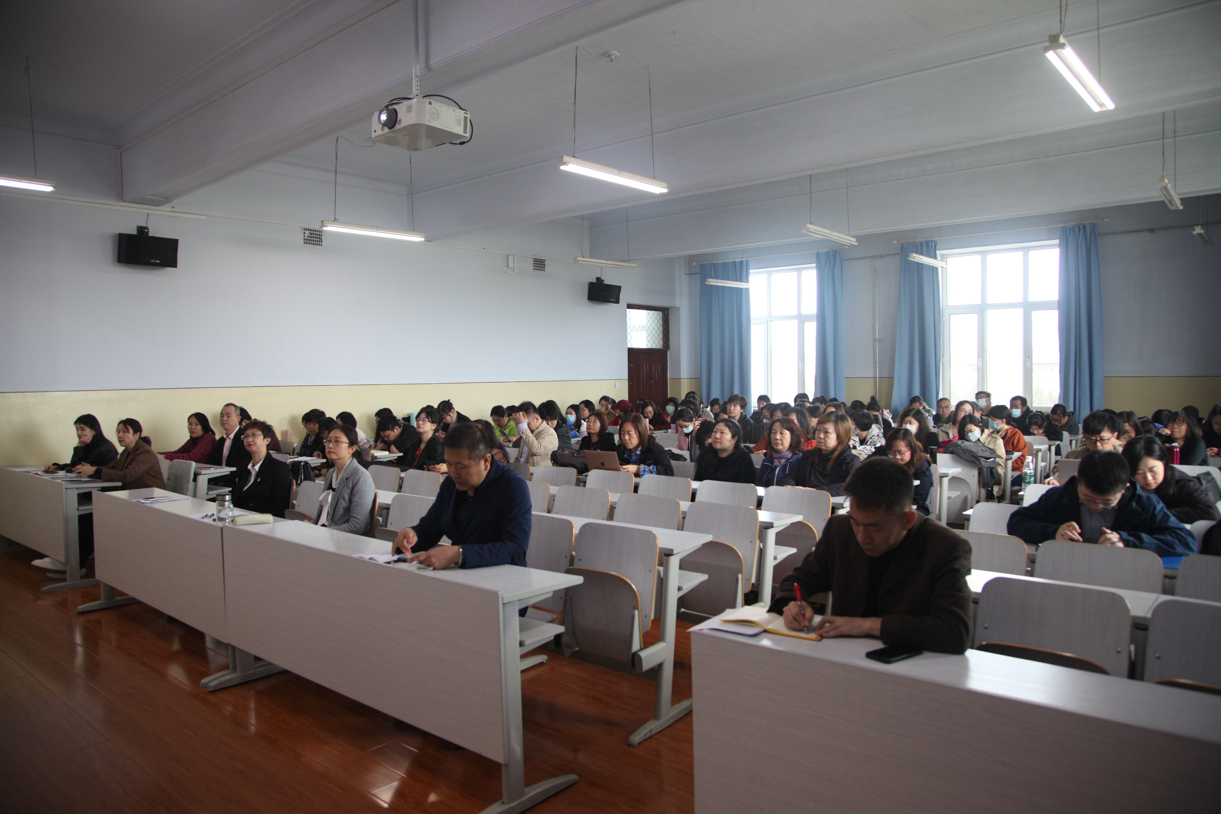 外国语学院召开党纪学习教育警示教育会